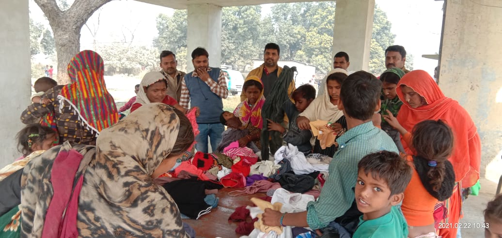 अन्नदान सेवा में स्वयंसेवक