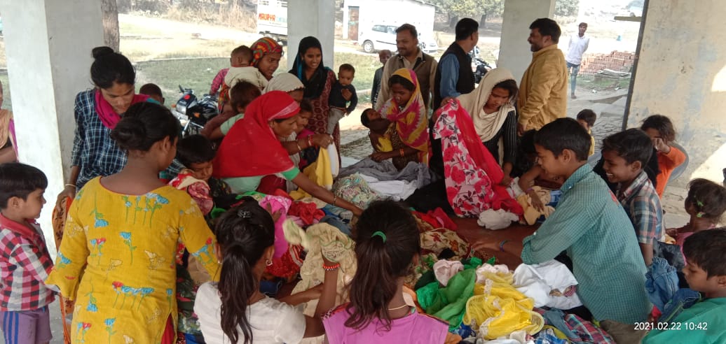 स्वास्थ्य शिविर में जांच